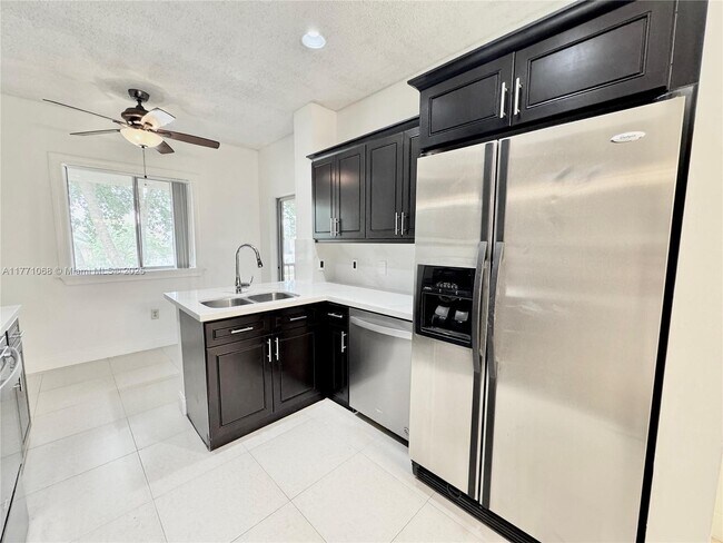 Foto del edificio - 16320 Malibu Dr