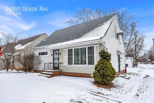 Building Photo - 24000 Deveo Ave, Euclid - Spacious 3 bed 2...