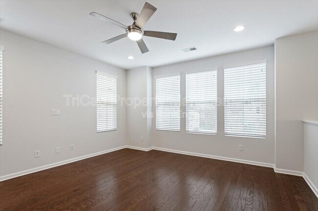 Building Photo - 1409 Luxor Dr