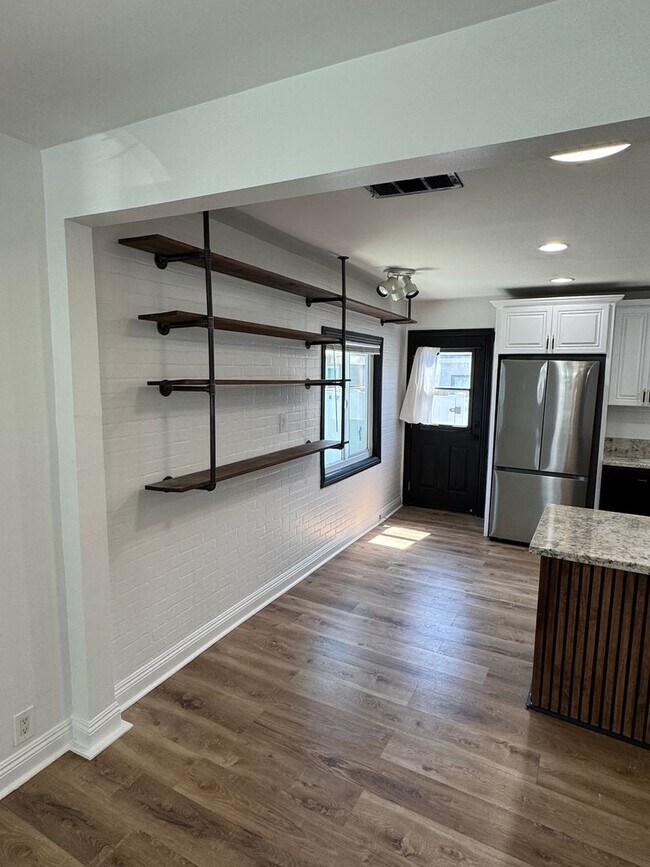 Foto del edificio - Bright Carson Front House Duplex with Modern Finishes