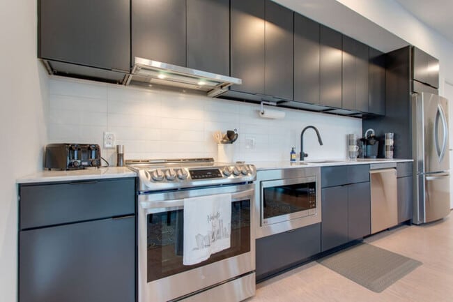 Building Photo - NEW Listing!! River View, Free Parking, El...