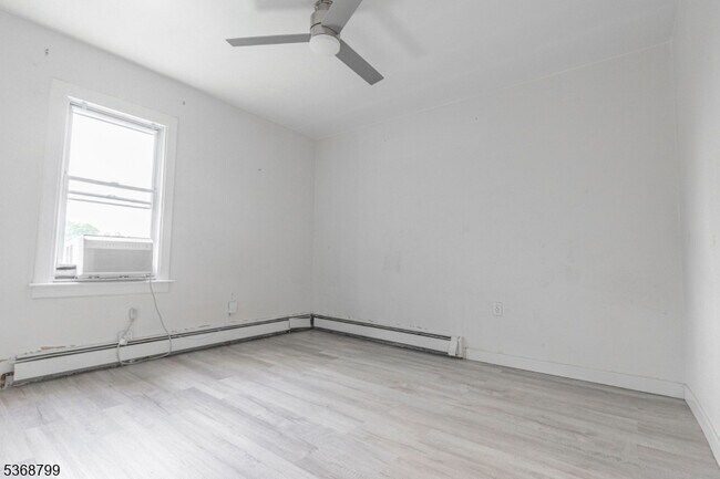 Foto del edificio - 253 Goldsmith Ave