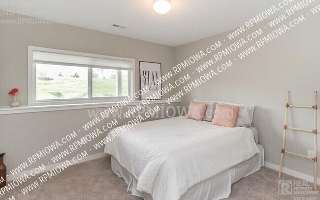Building Photo - 3 Bedroom, 2.5 Bath Townhome in West Des M...
