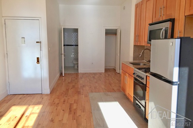 Building Photo - Bushwick Studio on the 3rd Floor