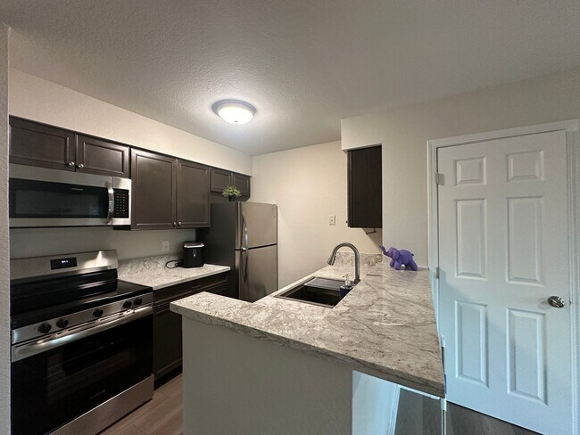 Foto del edificio - Amazing city views  2 bed 1 bath upstairs ...