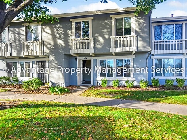 Building Photo - Unique 4 bed, 2.5 bath, 1,474 sq. ft condo