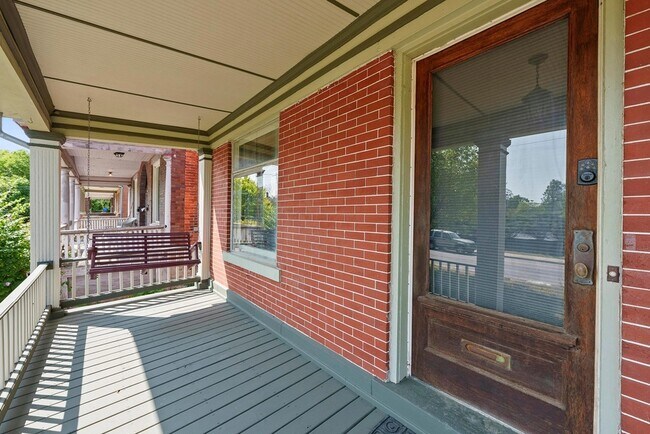 Foto del edificio - 1362 Eastwood Ave