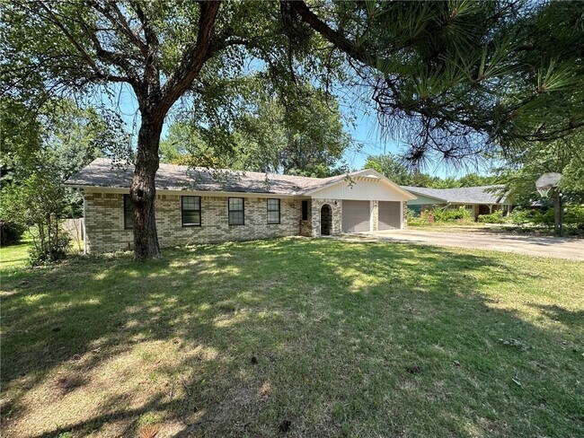 Building Photo - 2147 Loren Cir