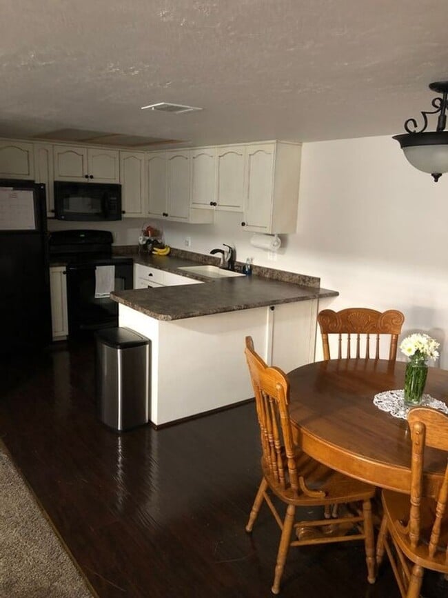 Building Photo - Beautiful Downtown Home!