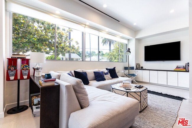 Foto del edificio - 838 N Doheny Dr