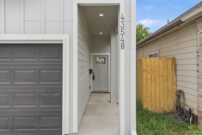 Foto del edificio - 4354 Clover St