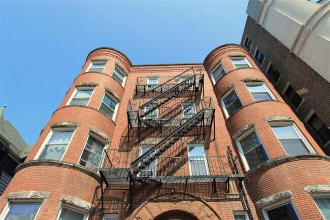 Foto del edificio - 881 Massachusetts Ave