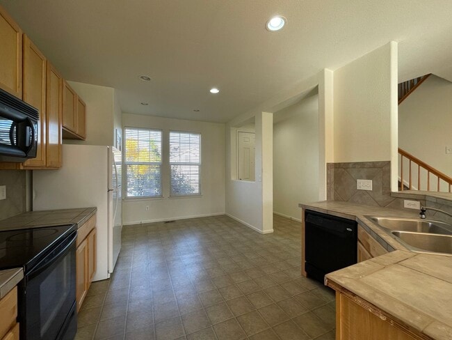 Building Photo - 3Bed 3Bath Home In Erie Available July!