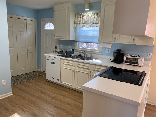 Kitchen - 137 Skipwyth Cir