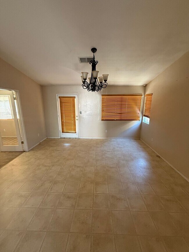 Foto del edificio - Charming 4-Bedroom Home in Emerald Estates