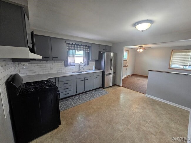 Foto del edificio - 70 Theresa Dr