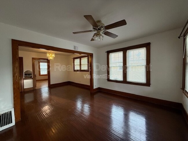 Building Photo - 454 Moseley St