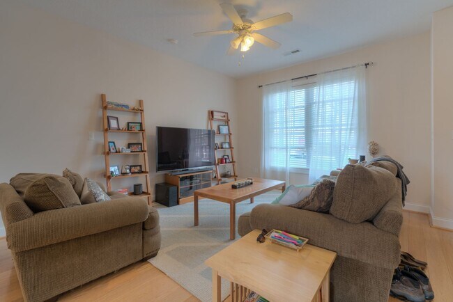 Foto del edificio - 250 Sheliah Ct