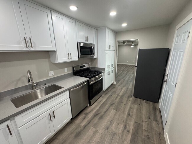 Foto del edificio - Recently Remodeled 2BD/1BA Duplex Near Dow...