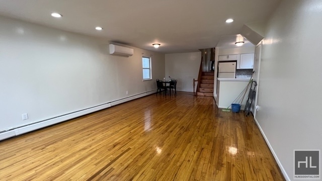Building Photo - BEAUTIFUL SUNNY & LARGE  DUPLEX 2 BEDROOM ...