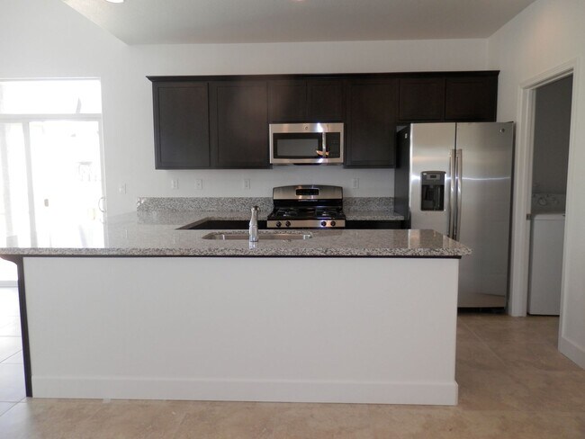 Foto del edificio - Fabulous home in a gated community with over 1500 sq ft, open floor plan, 3 bed, 2.5 bath