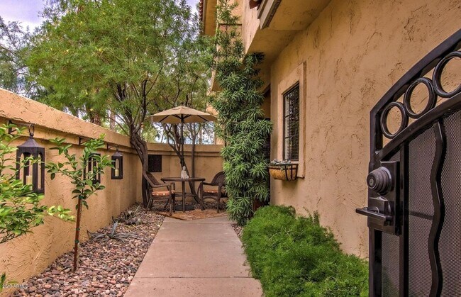 Building Photo - 3 bedroom Townhome