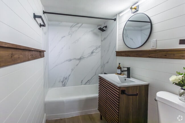 1BR, 1BA - 615SF - Bathroom - Bonsai at Central Gardens Apartments