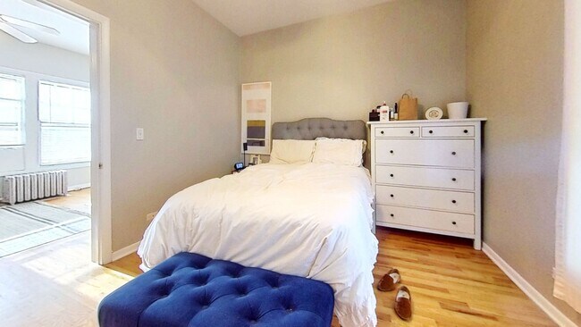 Building Photo - Second Floor East Lakeview One Bedroom Includes Heat