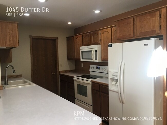 Building Photo - * PENDING APPLICATION * 3 BEDROOM | 2 BATH...