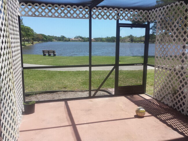 Foto del edificio - 16311 Country Lake Cir