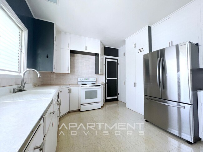Building Photo - 1ST MONTH MOVE-IN SPECIAL! CHARMING 3 BD /...