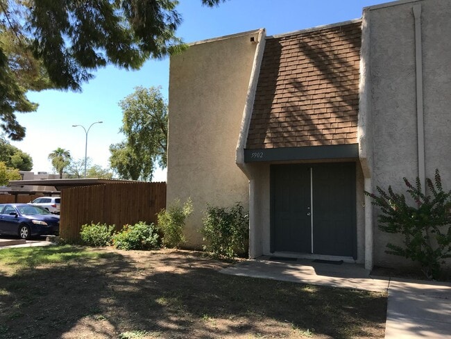 Foto del edificio - Charming townhome in Glendale!