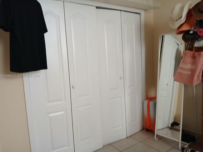 Building Photo - 606 W 81st St