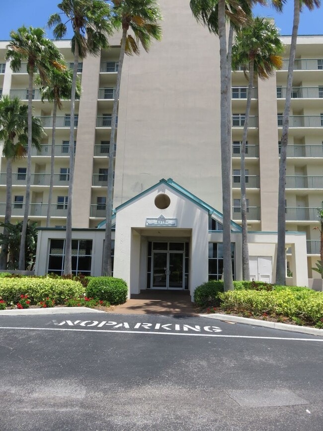 Building Photo - Turnkey 2/2 in a resort community golf and...