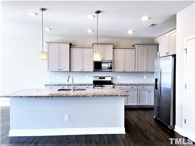 Foto del edificio - 5 Bedroom Single Family House for Sale Apex