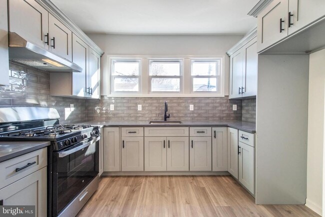 Building Photo - 105 Coolidge St