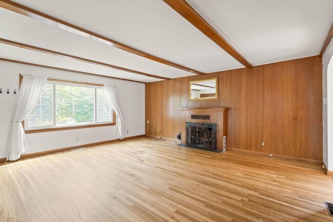 Foto del edificio - Amazing vintage 2-bdrm/2-bath Cully home—G...