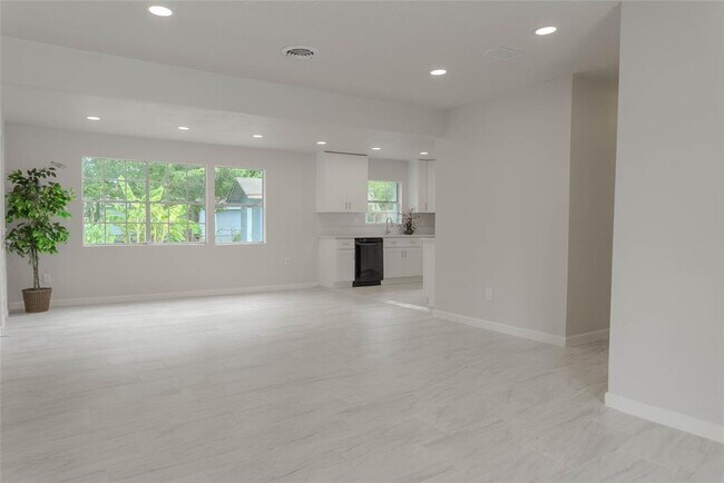 Building Photo - 208 Ogilvie St