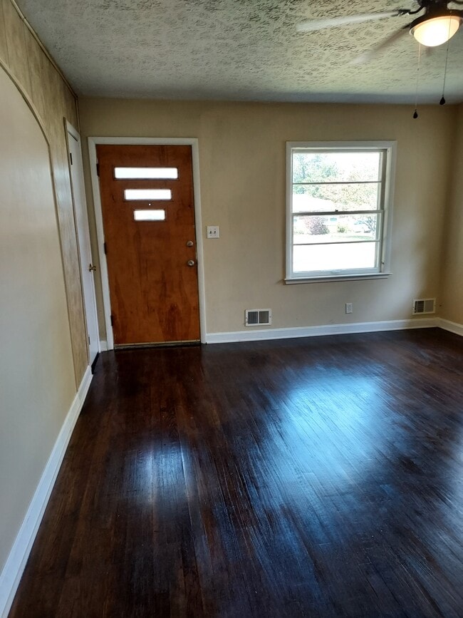 Sala de estar en la puerta de entrada - 6105 Oakdale Ln