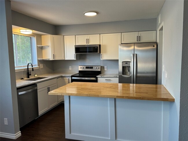 Building Photo - 1221 Houston St