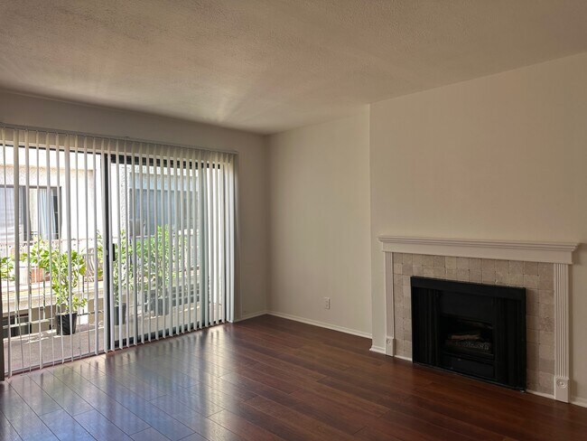 Living Room w/Balcony - 4370 Troost Ave