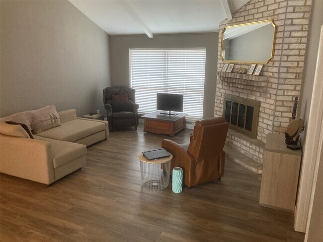 Foto del edificio - 7219 Shady Arbor Ln