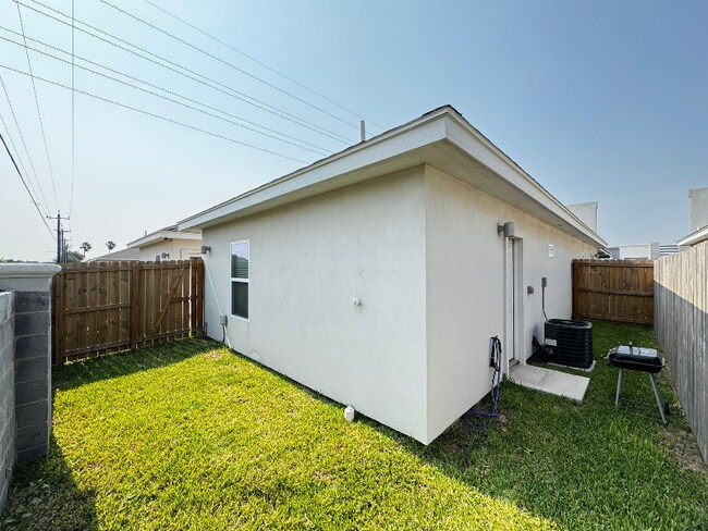 Foto del edificio - 3012 West Dr