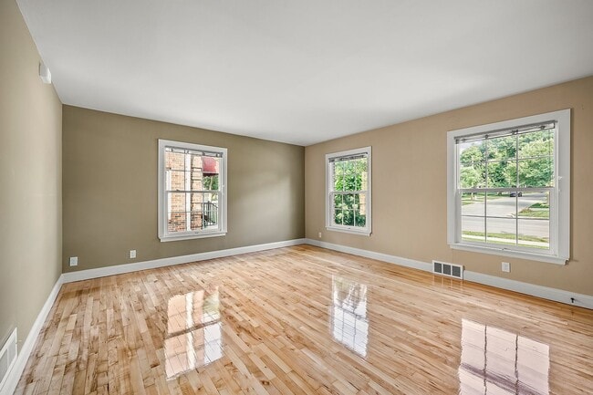 Building Photo - 1371 Wellington Dr