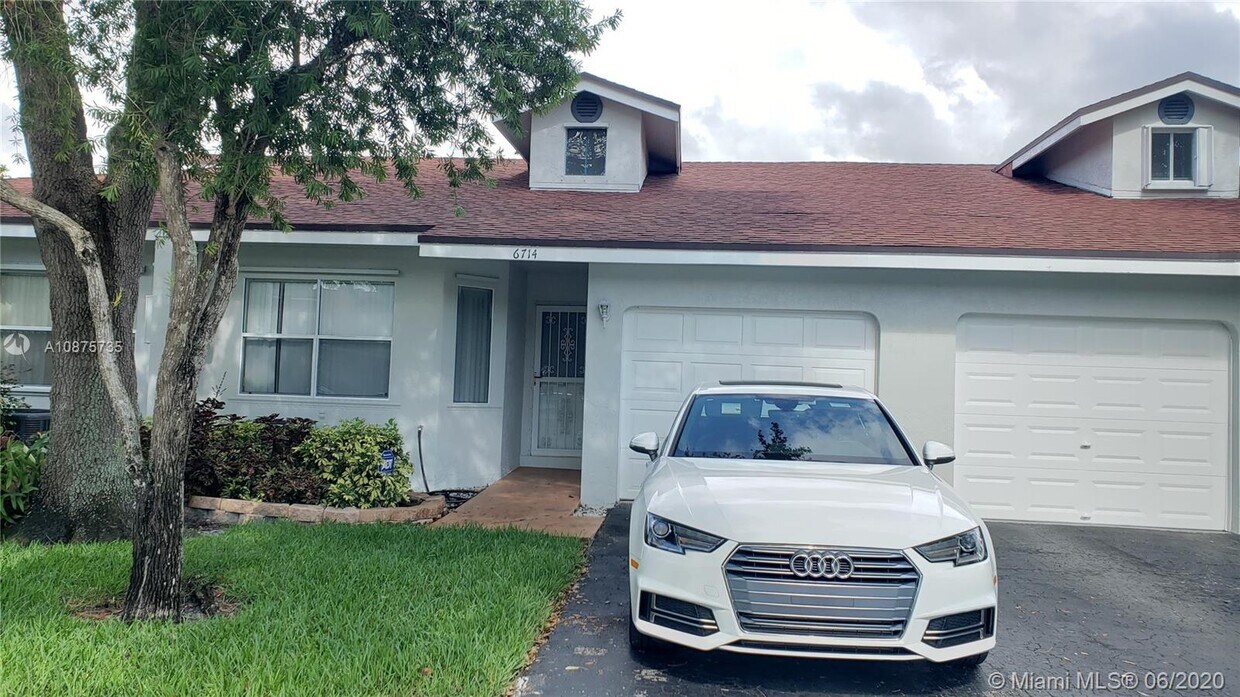 Foto principal - 6714 N Pine Island Rd