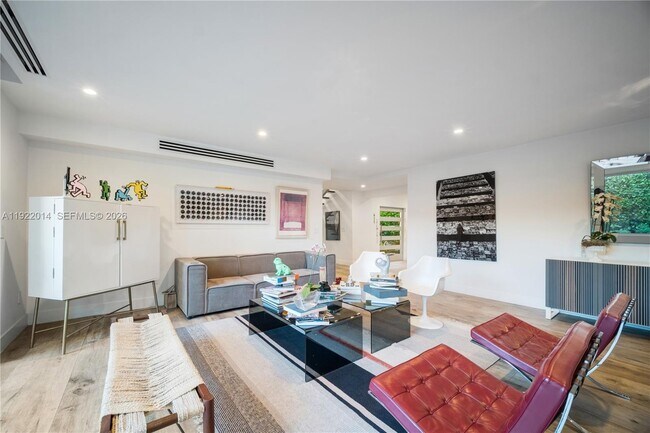 Foto del edificio - 79 Shore Dr W