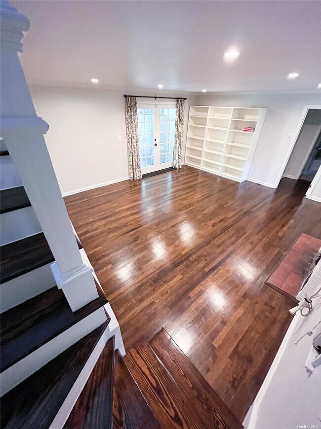 Foto del edificio - 114 Harbor Hill Rd
