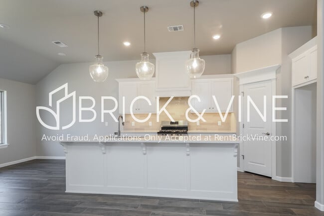 Building Photo - 5209 White Gold Ave
