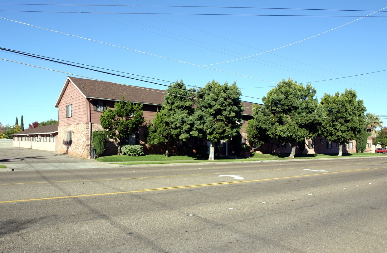 Building Photo - Colonial Gardens Apartments