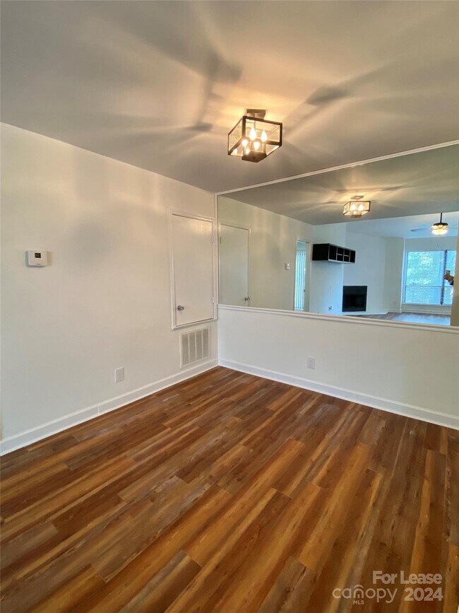 Foto del edificio - 1604 Sharon Rd W